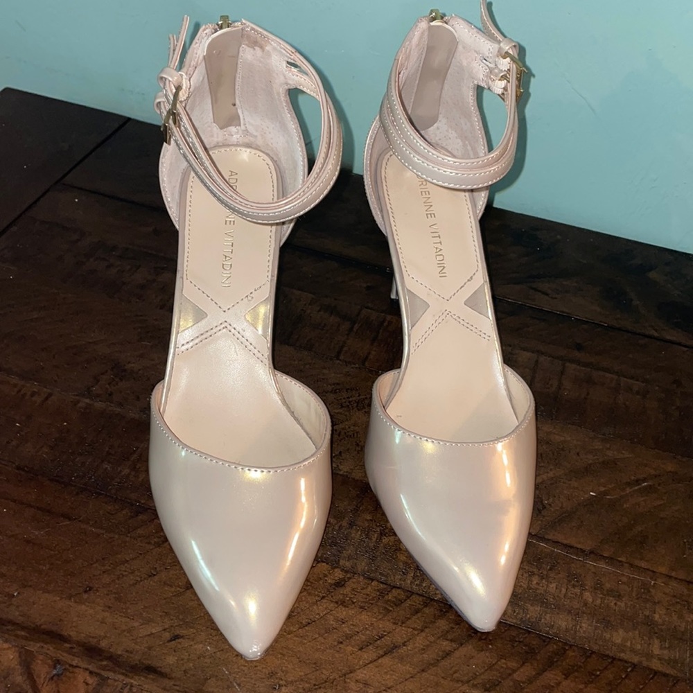 💋✨🥂👡⭐️💋Classy heels in a shiny champagne color. Great for special occasions!